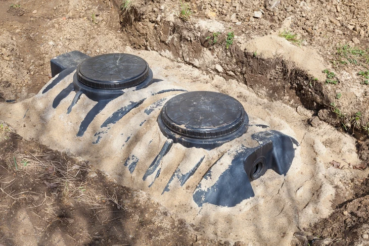 Ouvrier de construction, Réparation d'une conduite d'eau cassée sur la route de béton