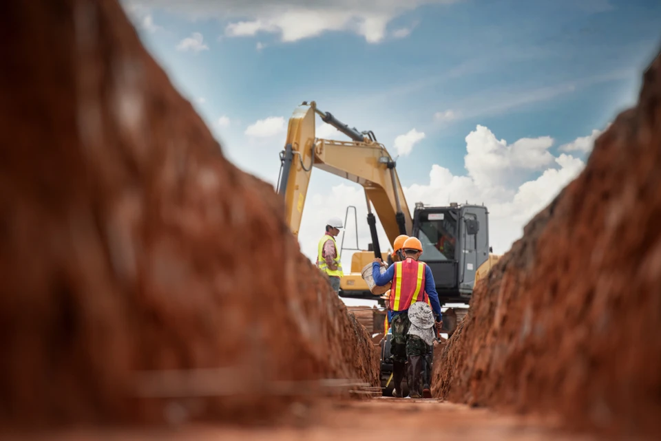 Chantier de construction en extérieur avec pelleteuses hydrauliques en activité