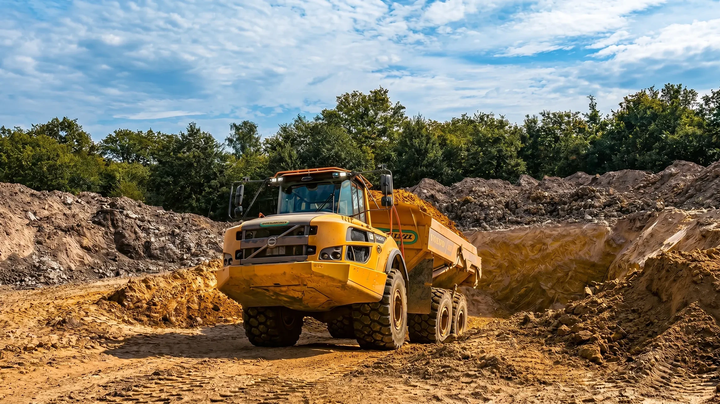 Chantier de terrassement en plein air avec pelleteuses hydrauliques jaunes en activit&eacute;